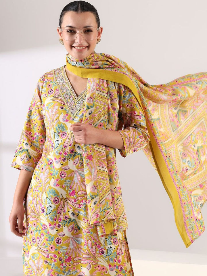 Mamicha Women Floral Printed Regular Thread Work Kurta with Trousers & With Dupatta