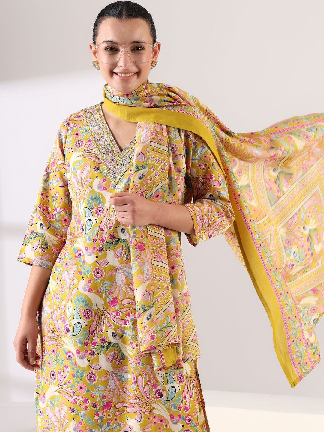 Mamicha Women Floral Printed Regular Thread Work Kurta with Trousers & With Dupatta