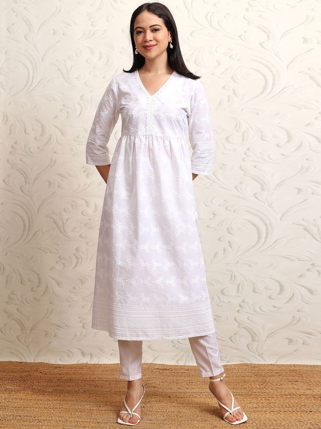 Vishudh Women Floral Embrioderd Kurta