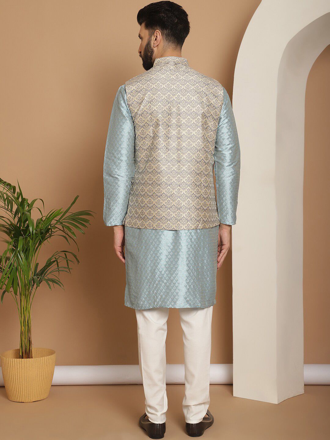 Kurta Sutera Jacquard Bersulam Anouk Dengan Jaket Churidar & Nehru