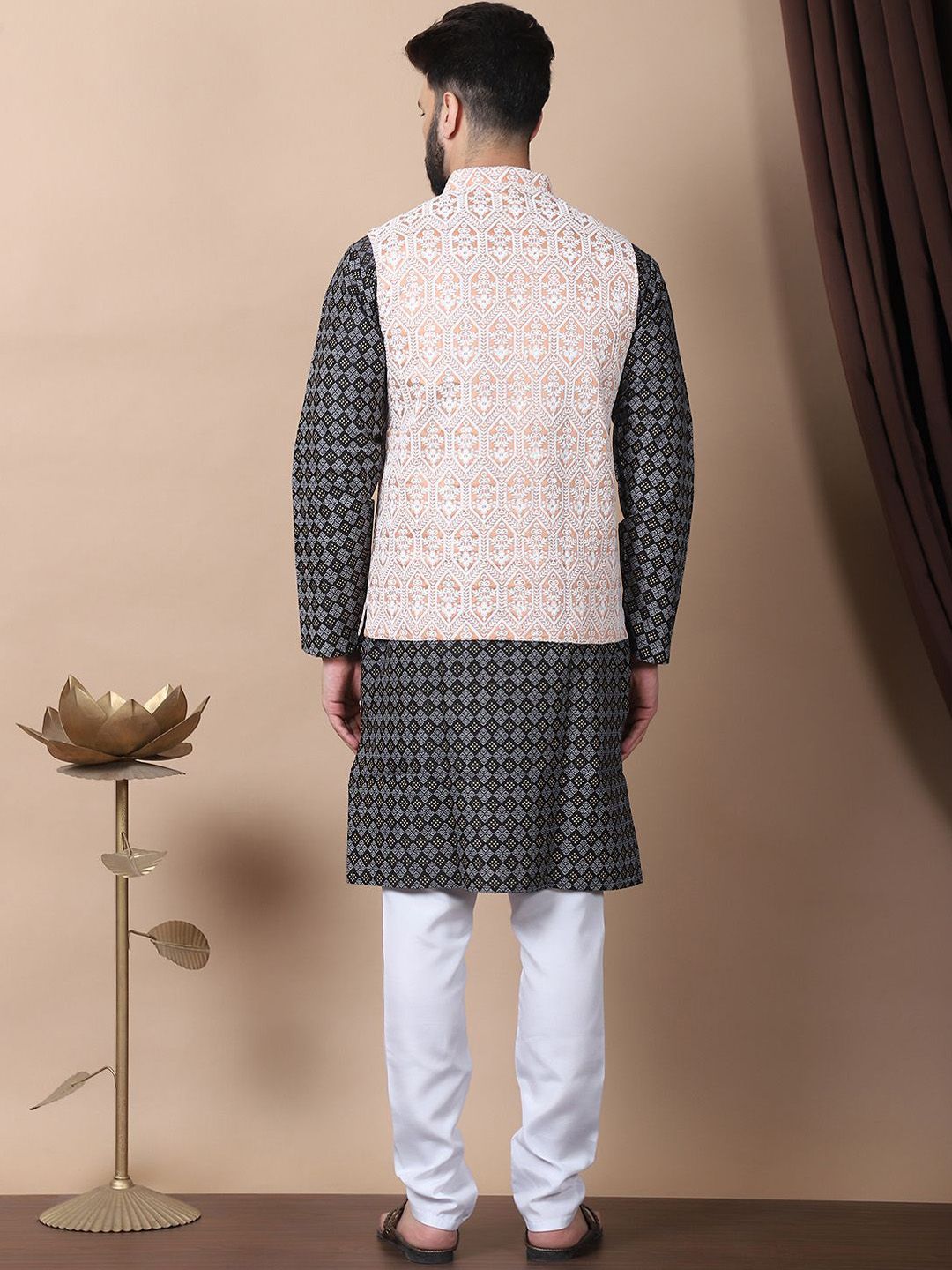 Kurta Kolar Mandarin Bercetak Motif Etnik Hitam Anouk dengan Jaket Churidar & Nehru