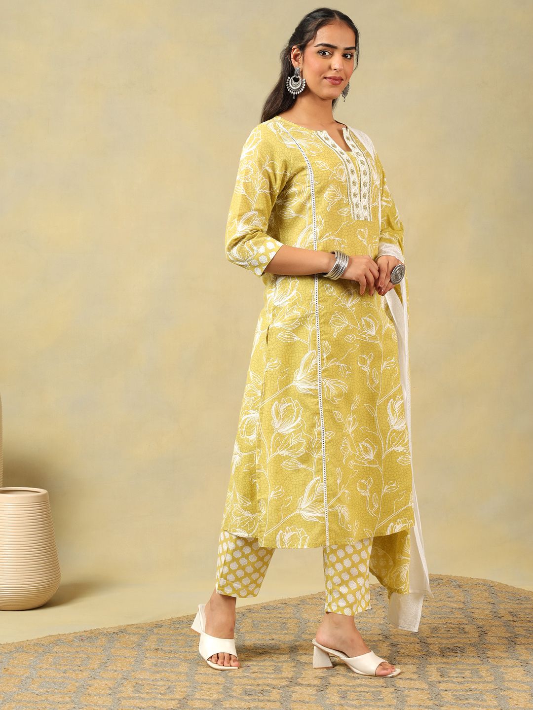 Mamicha Women Floral Printed Regular Thread Work Pure Cotton Kurta with Trousers & With Dupatta