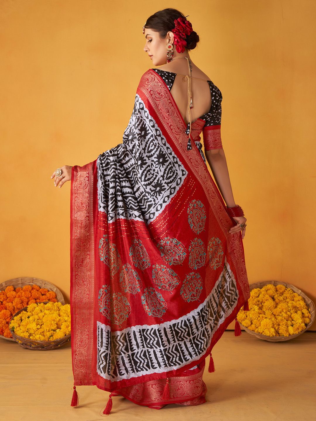 Saree mall Ethnic Motifs Printed Zari Sungudi Sarees