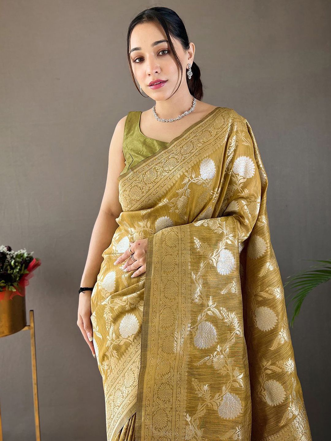 KALINI Woven Design Floral Zari Silk Blend Banarasi Saree