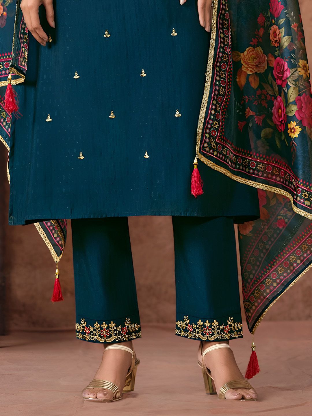 Varanga Women Floral Embroidered Regular Thread Work Kurta with Trousers & With Dupatta
