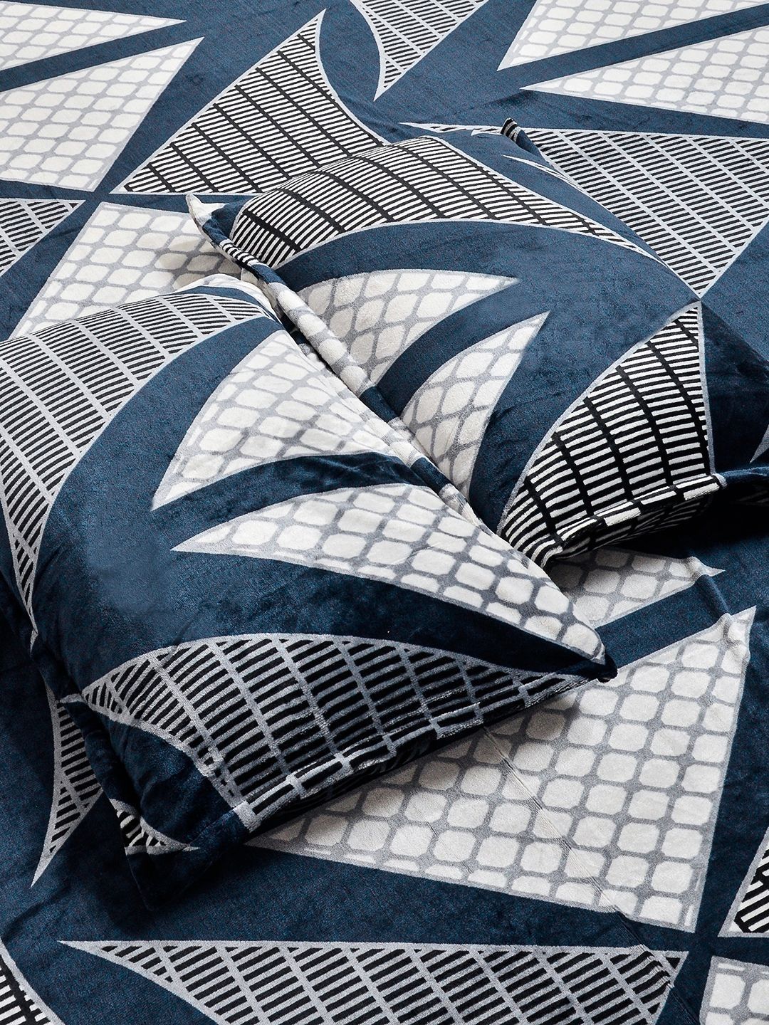 KLOTTHE Blue Geometric Printed Fitted 300 TC Super King Bedsheet With 2 Pillow Cover