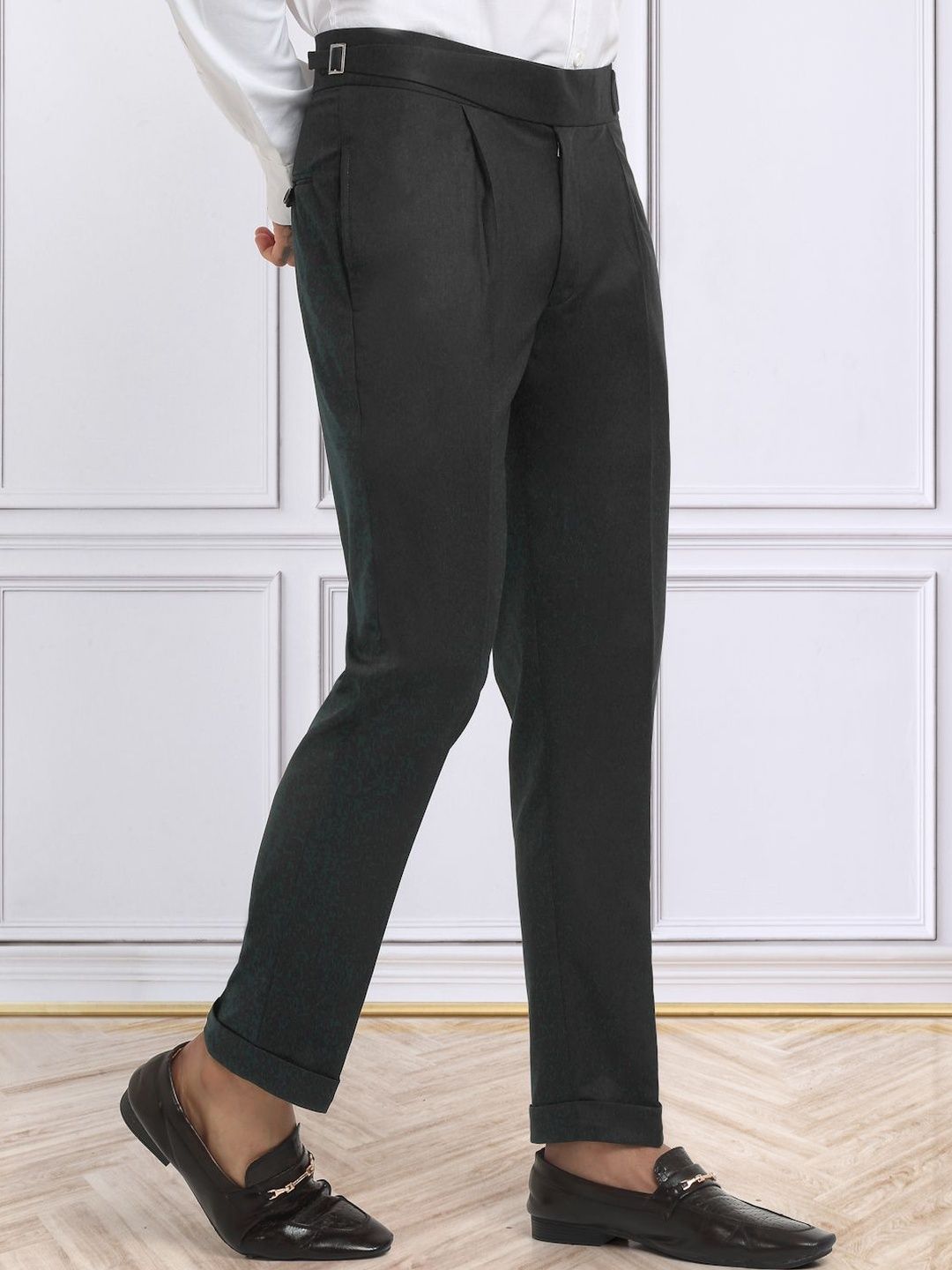 KLOTTHE Men Textured Slim Fit Easy Wash Pleated Trousers