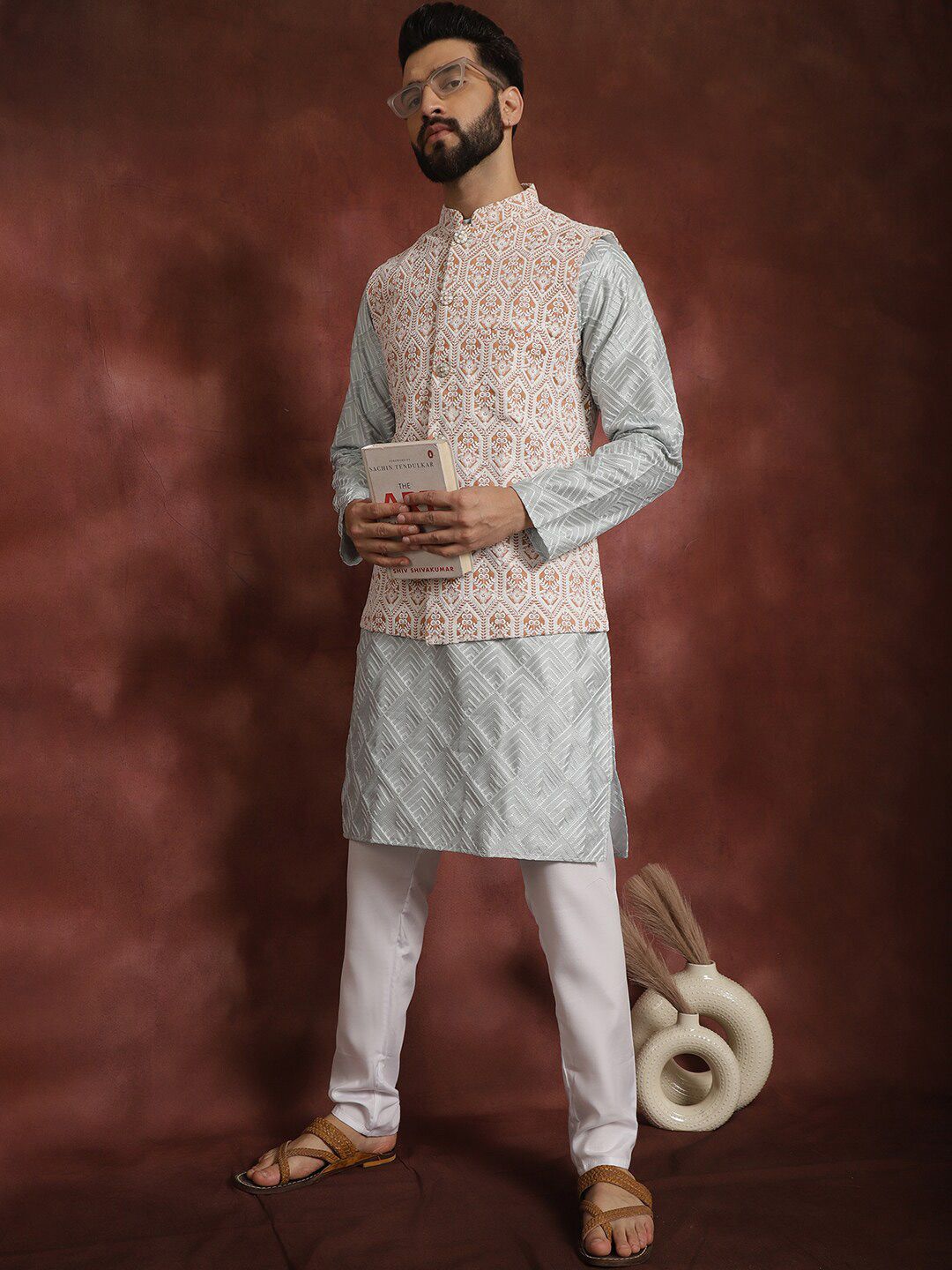 Motif Etnik Kelabu Anouk Bersulam Kurta Lurus Dengan Jaket Churidar & Nehru
