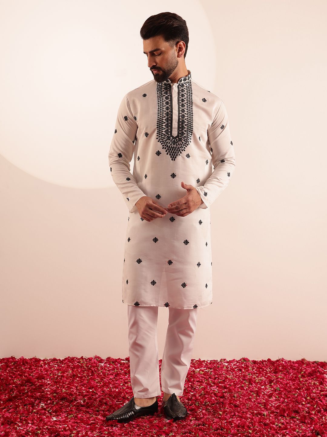SOJANYA Men Embroidered Mirror Work Kurta