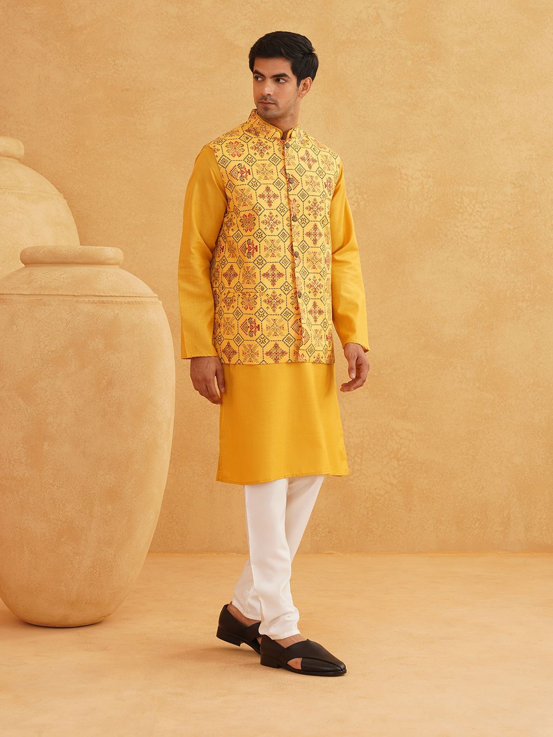 SOJANYA Band Collar Straight Kurta Dengan Churidar Dan Jaket Nehru