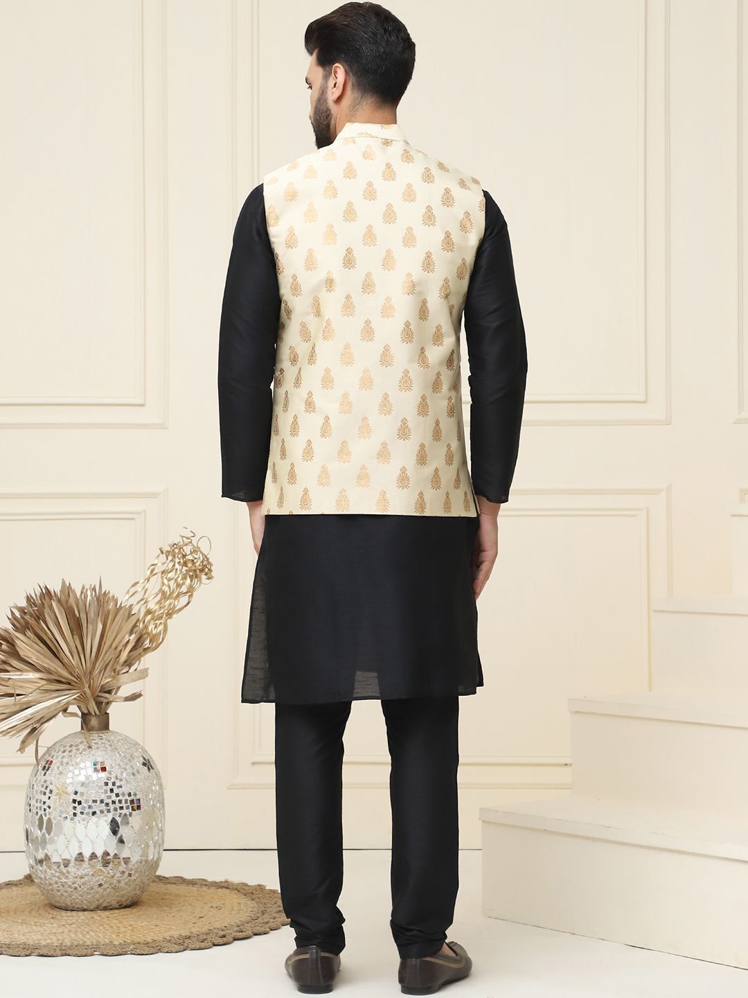 SOJANYA Mandarin Collar Silk Cotton Straight Kurta dengan jaket Churidar & Nehru