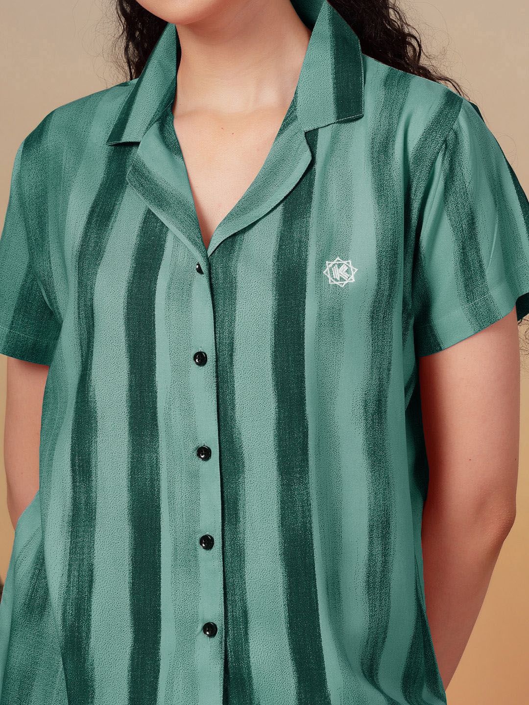 Klotthe wanita bergaris baju baju baju baju malam
