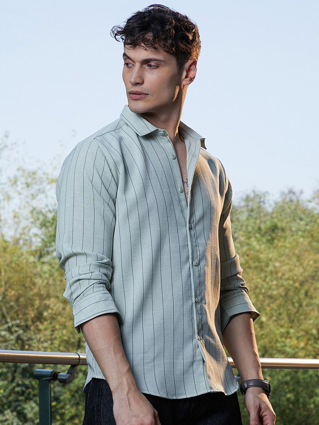 Campus Sutra Men Classic Fit Spread Collar Vertical Striped Cotton Casual Shirt