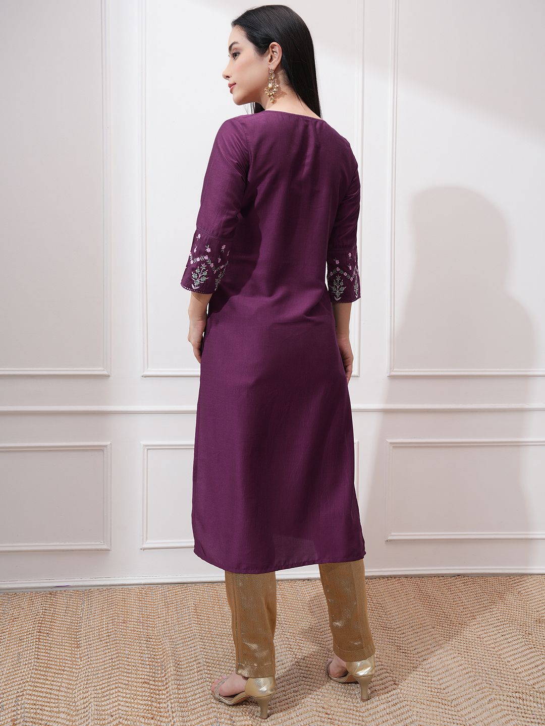 Vishudh Round Neck Three-Quarter Sleeves Thread Work Straight Kurta