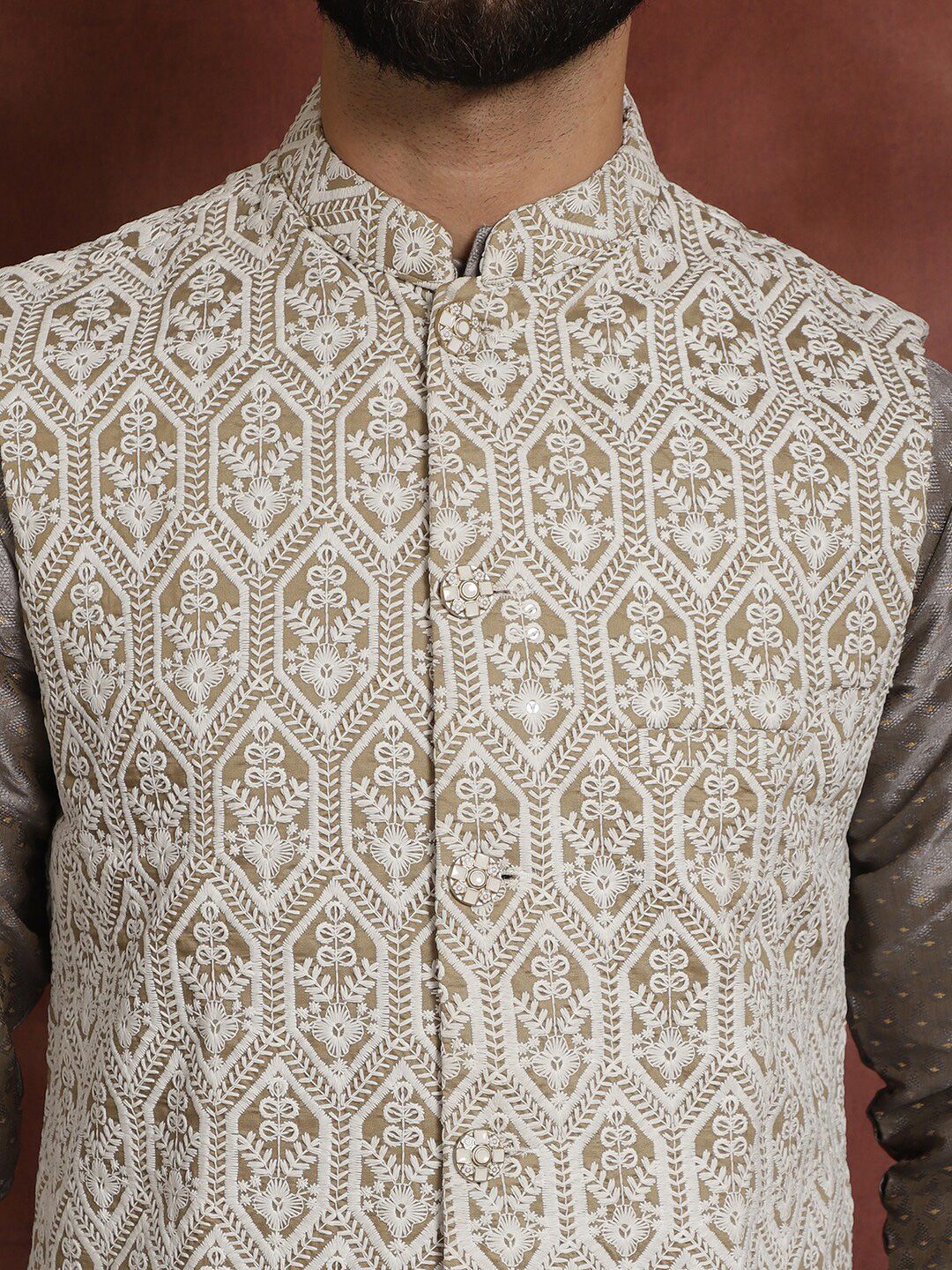 Motif Etnik Anouk Bersulam Kurta Lurus dengan Jaket Churidar & Nehru