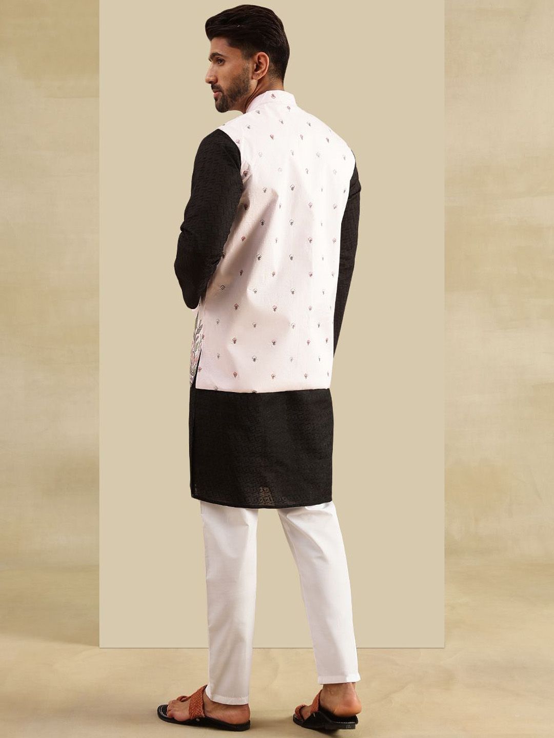 SOJANYA Men Embroidered Regular Pure Cotton Kurta with Pyjamas