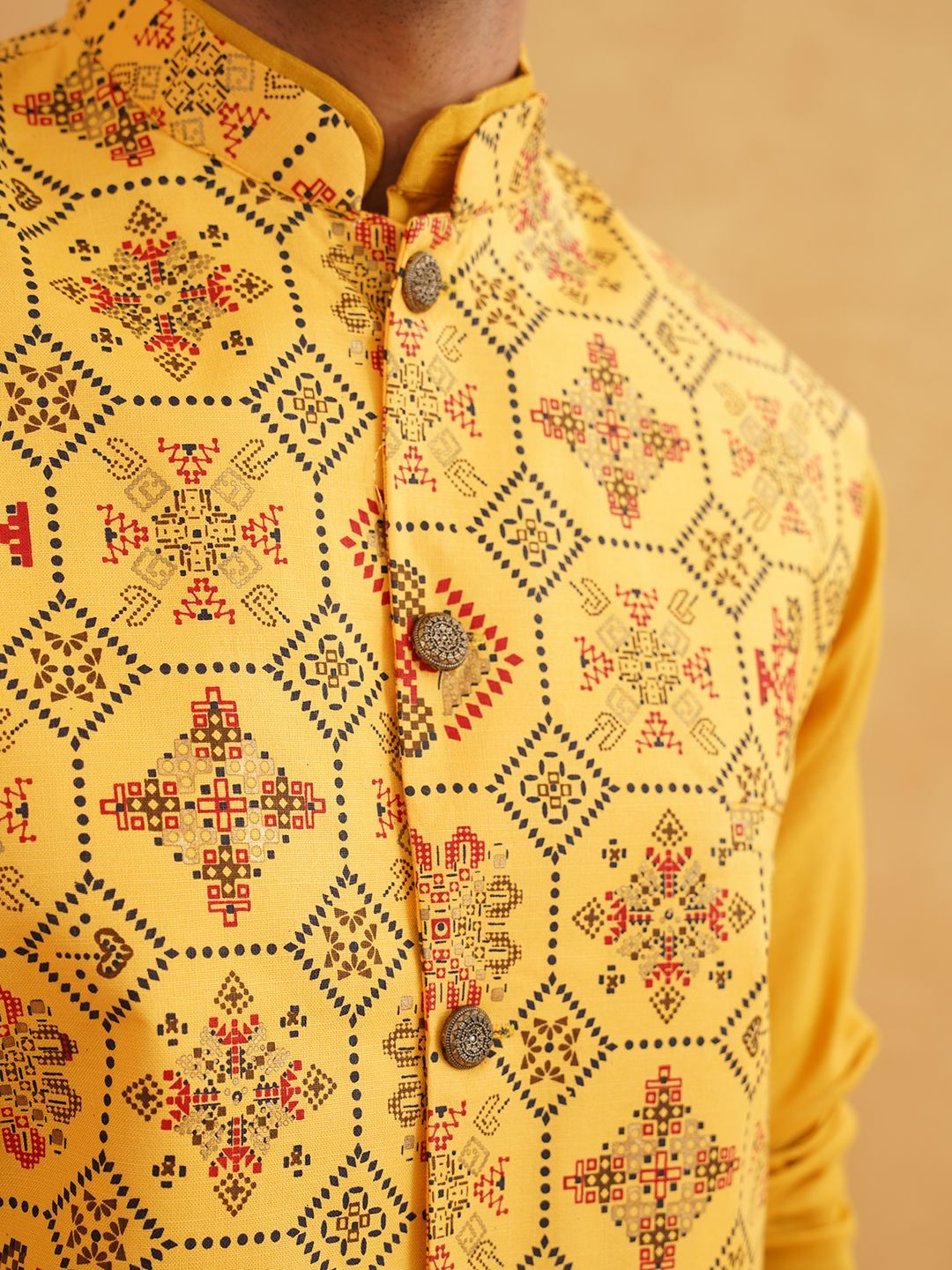 SOJANYA Band Collar Straight Kurta Dengan Churidar Dan Jaket Nehru