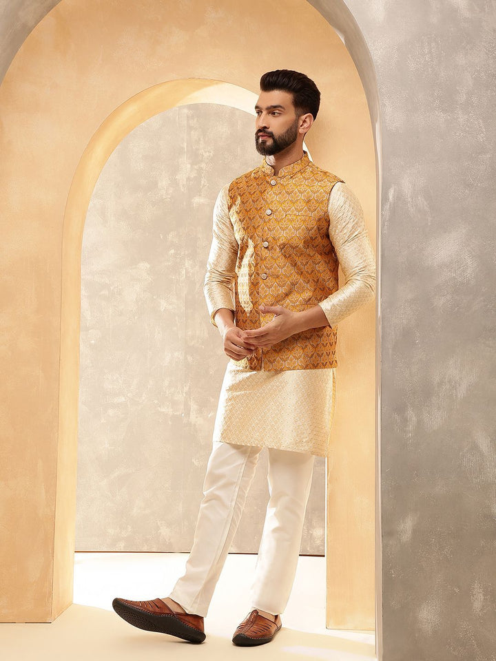 Anouk Beige Woven Design Jacquard Silk Straight Kurta Dengan Piyama Dan Jaket Nehru