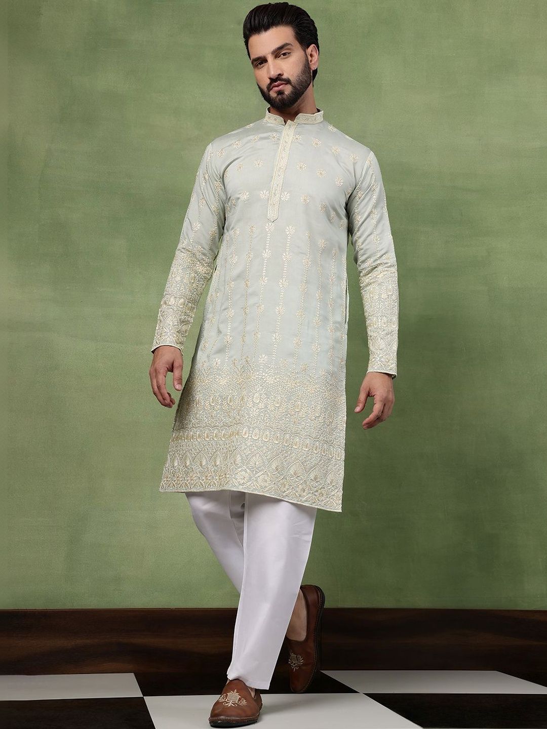 SOJANYA Men Embroidered Sequinned Kurta