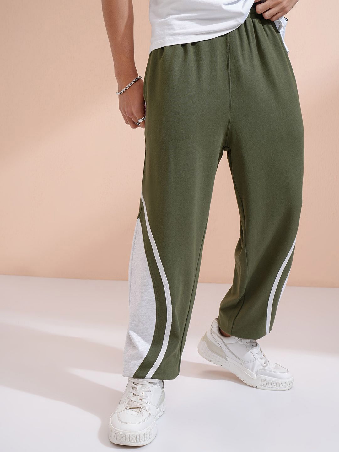 HIGHLANDER Men Colourblocked Printed Straight Fit Joggers Trousers
