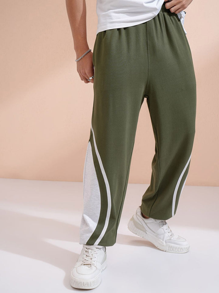 HIGHLANDER Men Colourblocked Printed Straight Fit Joggers Trousers