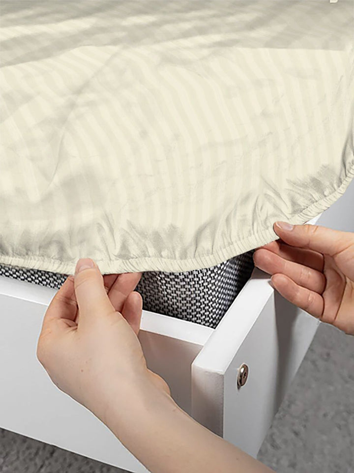 Myntra Elegant Homes Berwarna Krim & Berjalur Putih Cadar 300 TC King dengan 2 Sarung Bantal