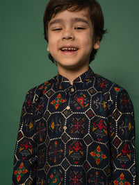Vastramay Boys Floral dicetak kurta biasa dengan Patiala