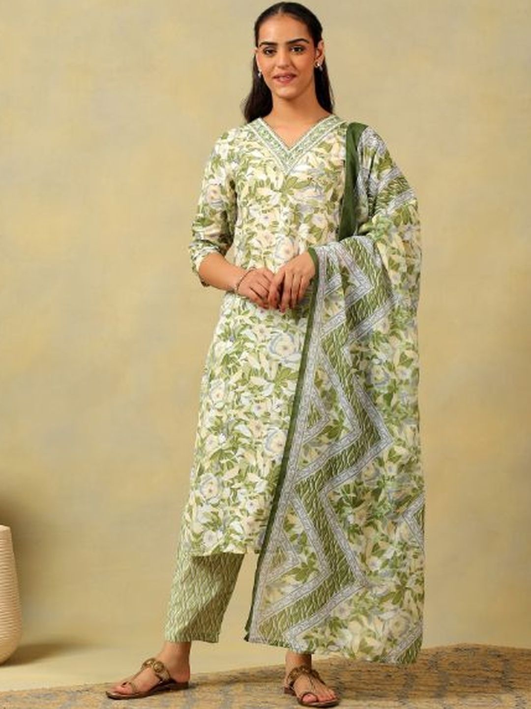 Mamicha Women Floral Printed Regular Thread Work Pure Cotton Kurta with Trousers & With Dupatta