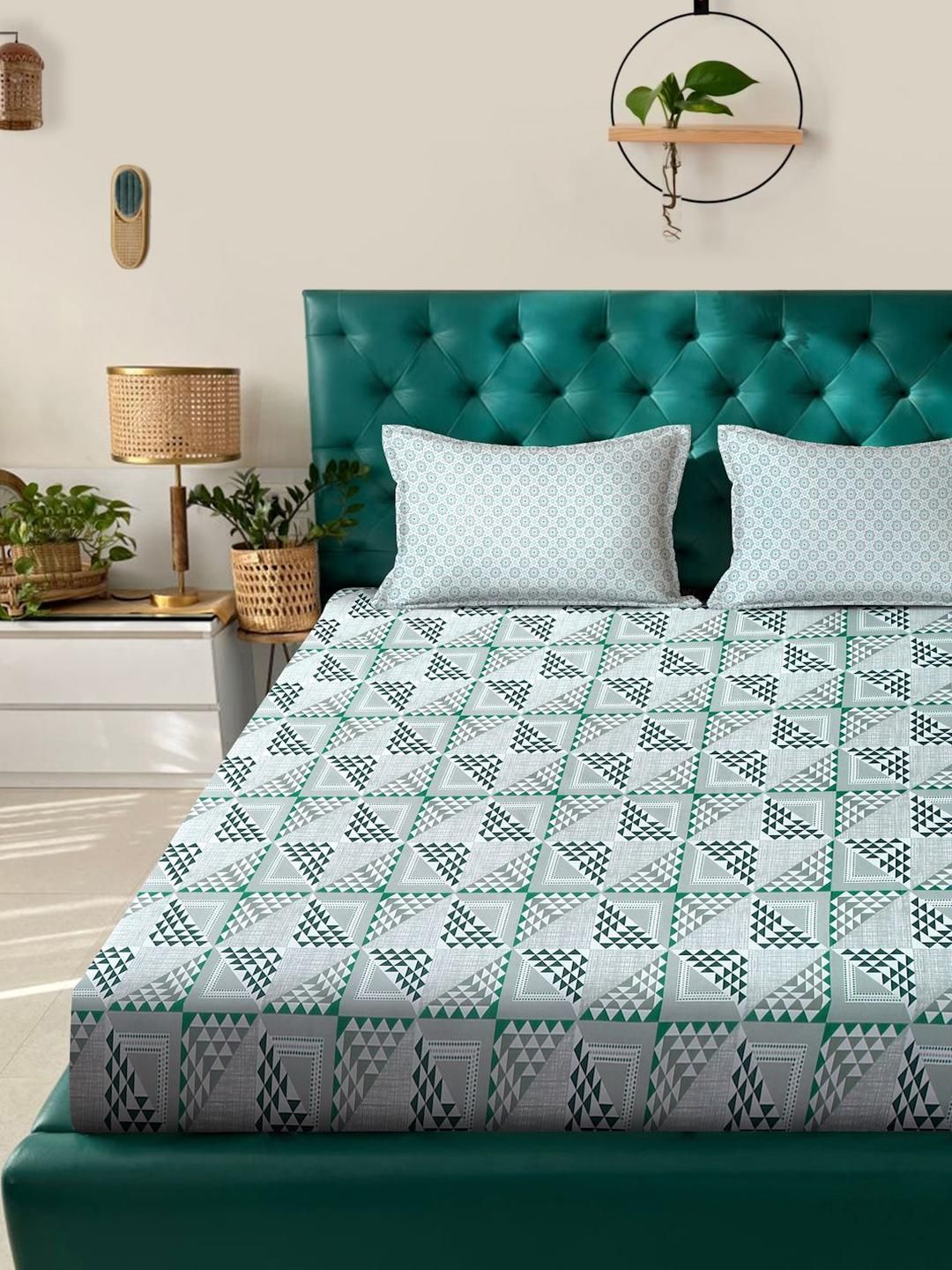 KLOTTHE Green Geometirc Printed Fitted 400 TC Cotton King Bedsheet & 2 Pillow Covers