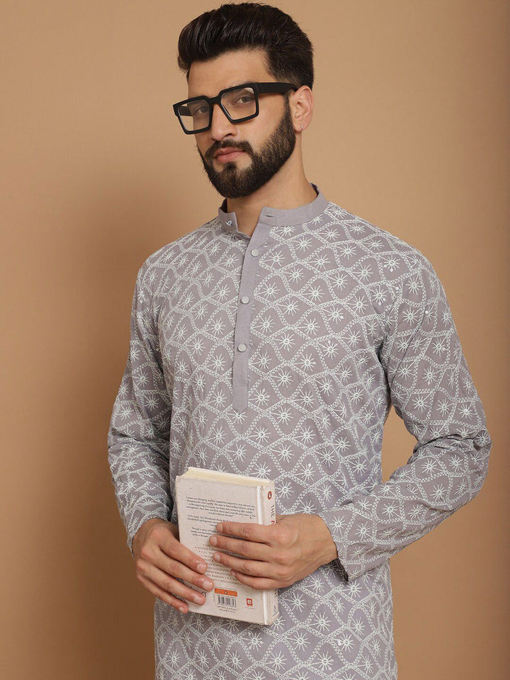 Motif Etnik Anouk Bersulam Benang Biasa Bekerja Kurta Kapas Tulen dengan Churidar