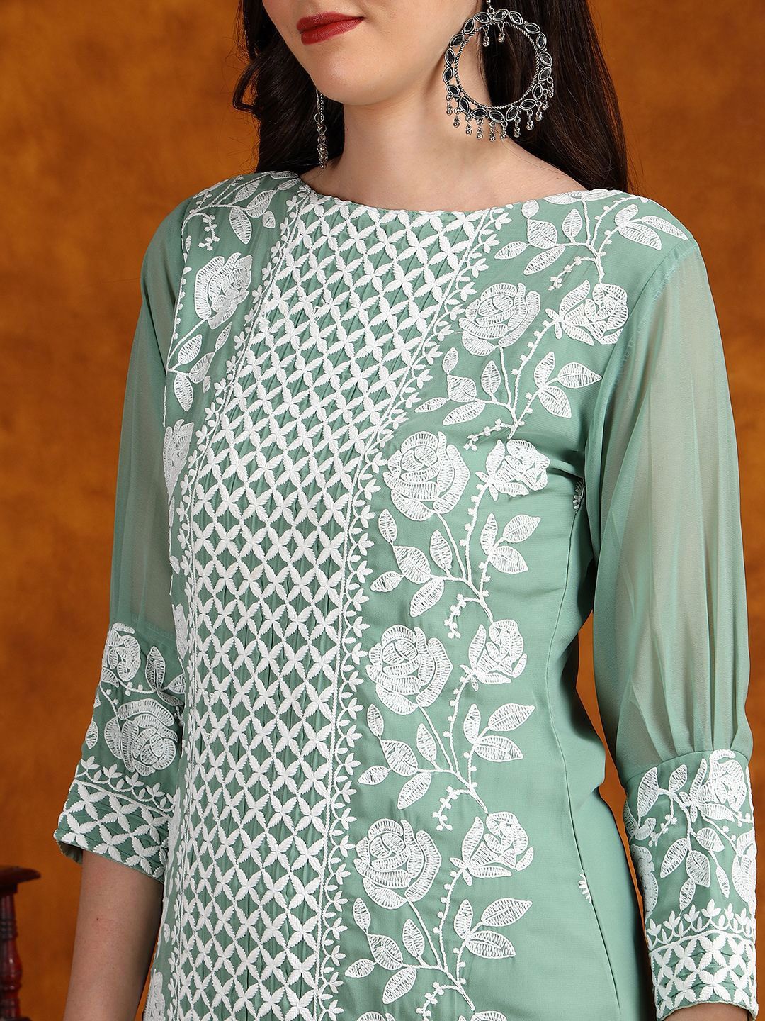 Kalini Floral Bulatan Benang Kerja Kurta dengan Seluar & Dupatta