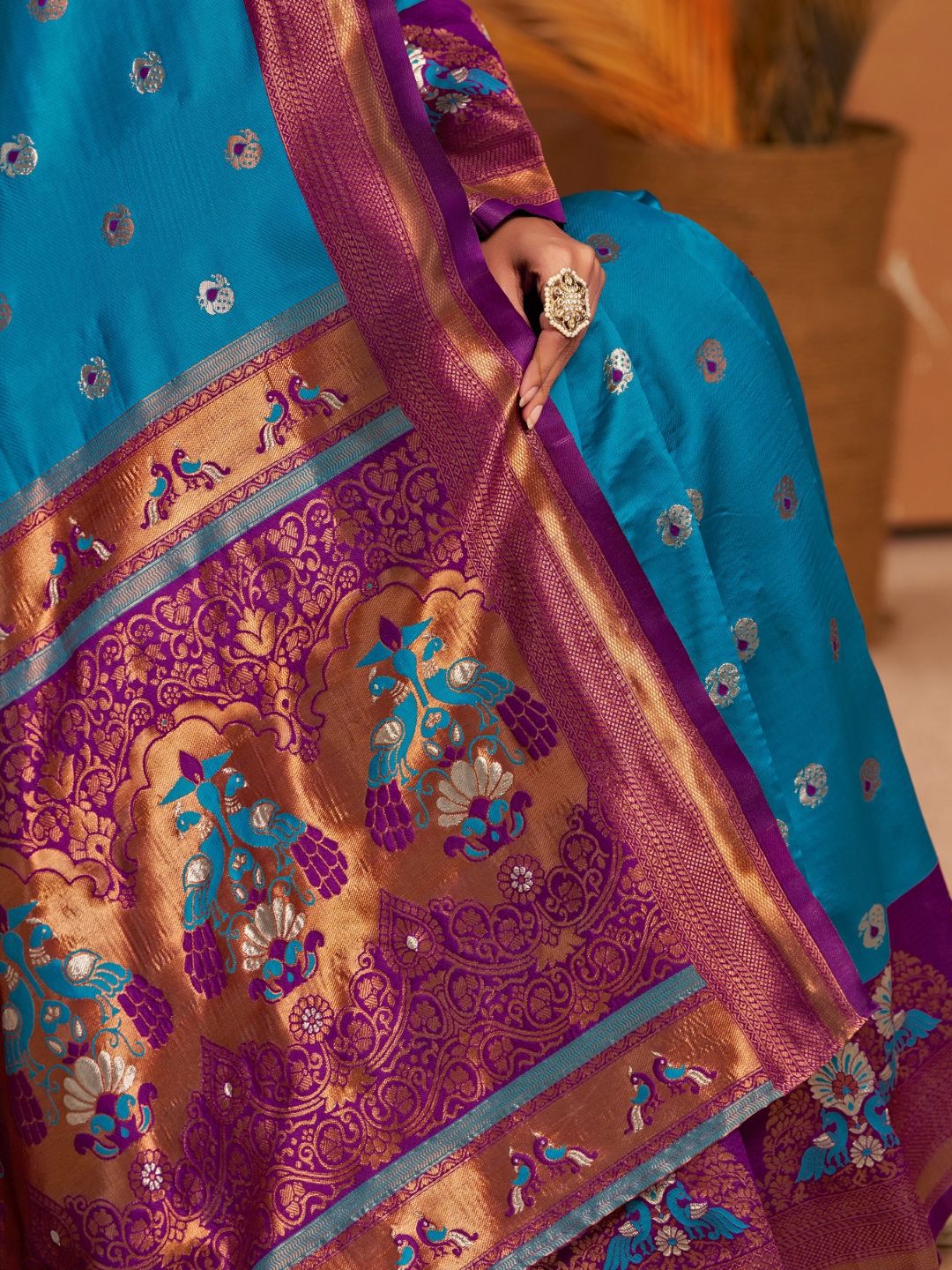 Kalini Woven Design Zari Silk Blend Paithani Saree Dengan Sekeping Blus