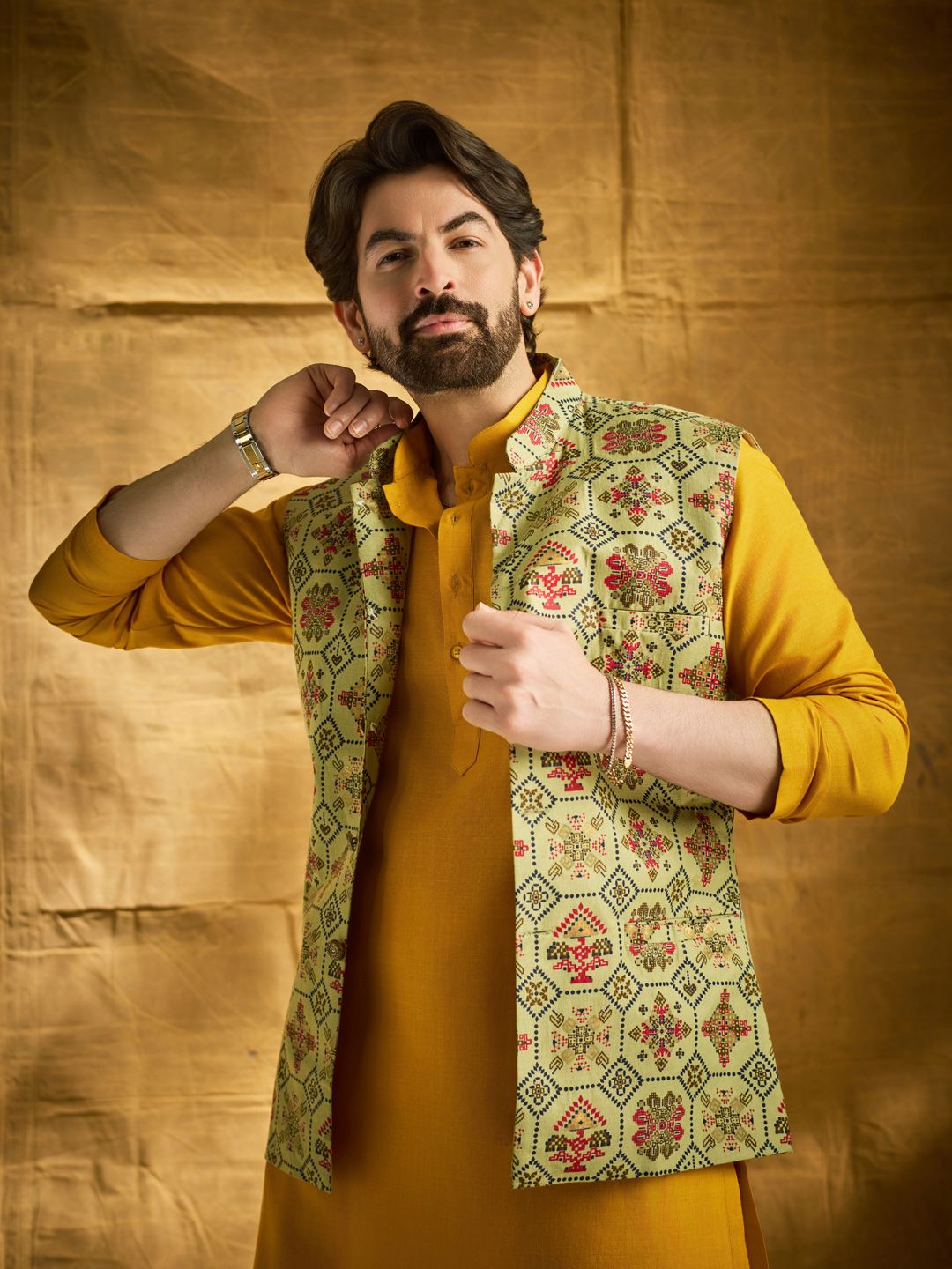 SOJANYA Band Collar Straight Kurta Dengan Churidar Dan Jaket Nehru